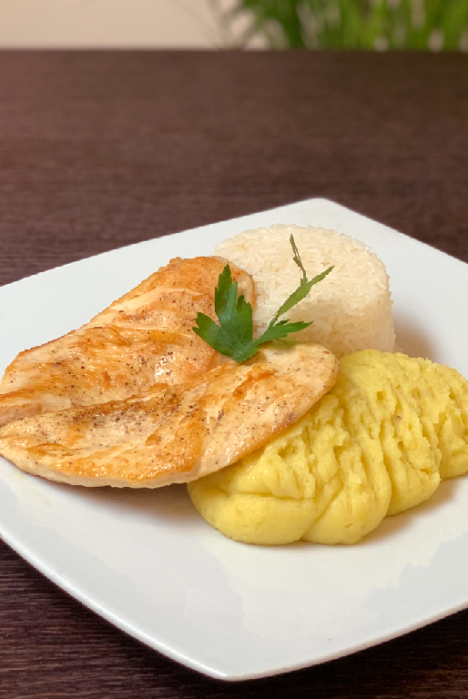 Filete de Pollo con Puré de Papas y Arroz